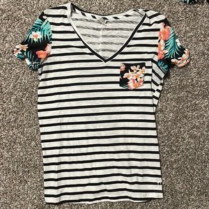 PINK Fashion v-neck t-shirt